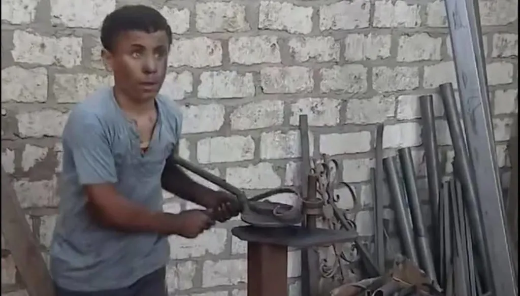 بإرادة من حديد… قصة طفل مصري كفيف يلهم الملايين