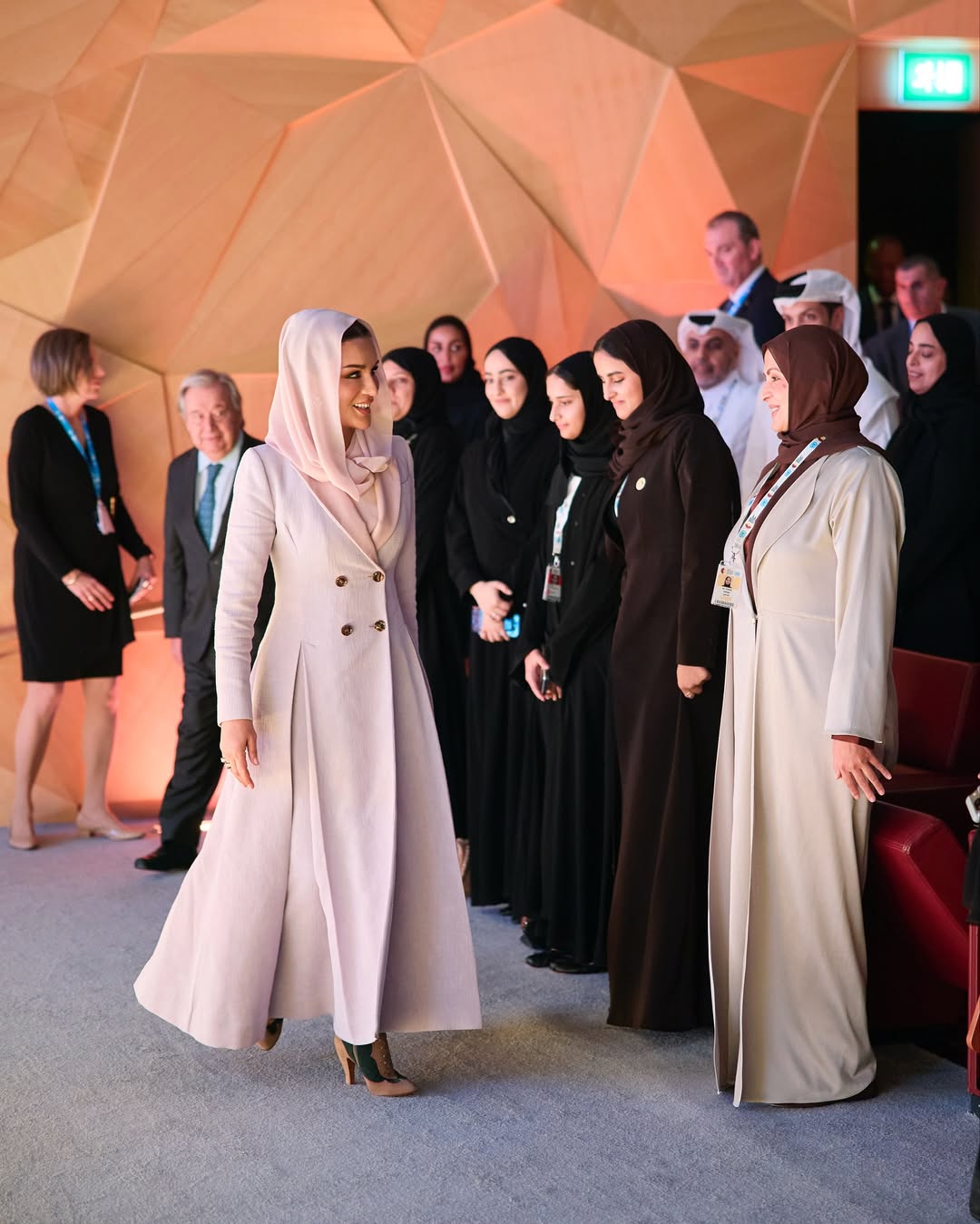 الشيخة موزة بلوك عصري بعناية في مؤتمر القمة العالمي الثاني للتنمية الاجتماعية (انستغرام)