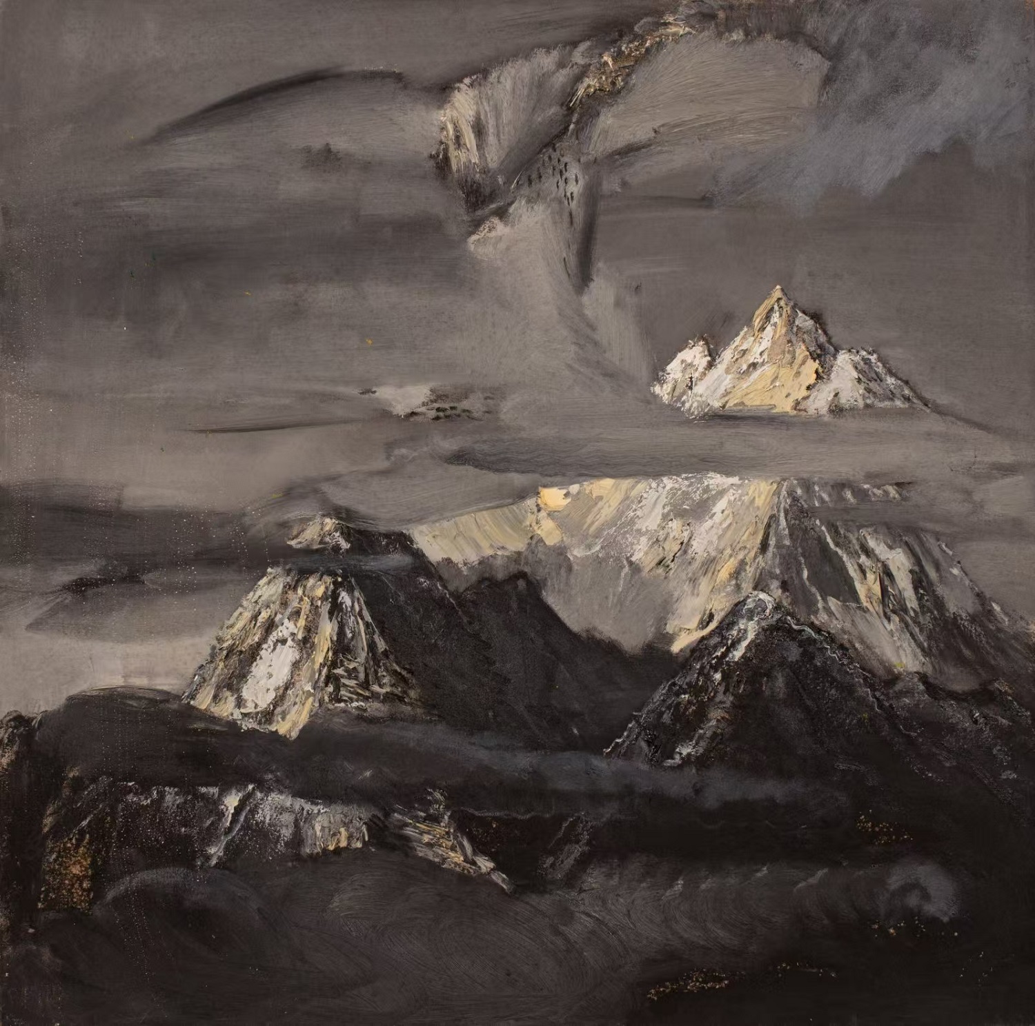 سحر الجبال وخلفها الغيوم.