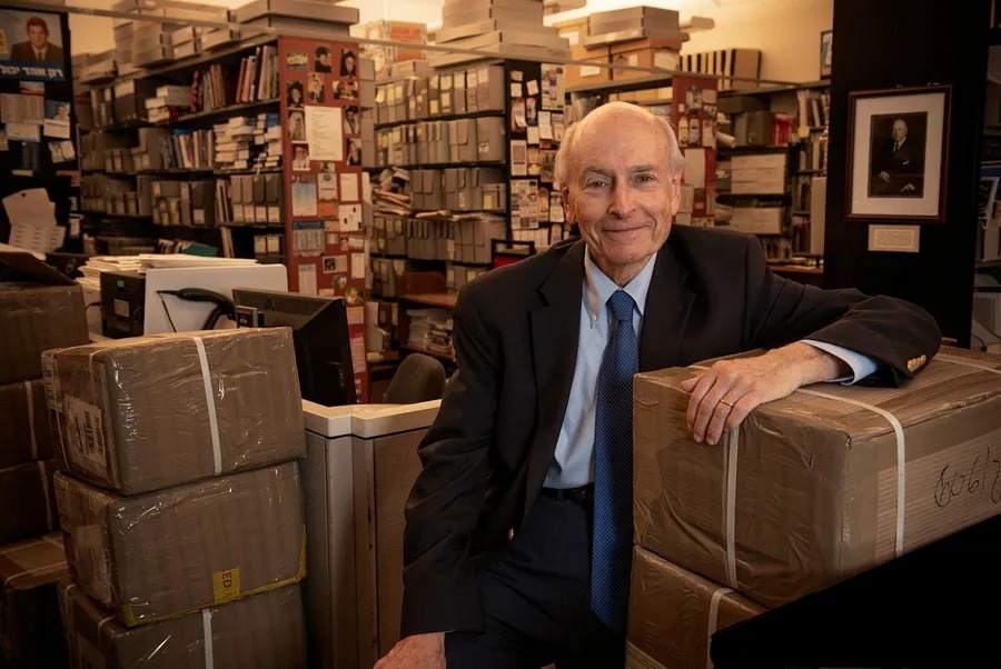 أمين مكتبة هارفرد تشارلز برلين (عن هآرتس الإسرائيلية)