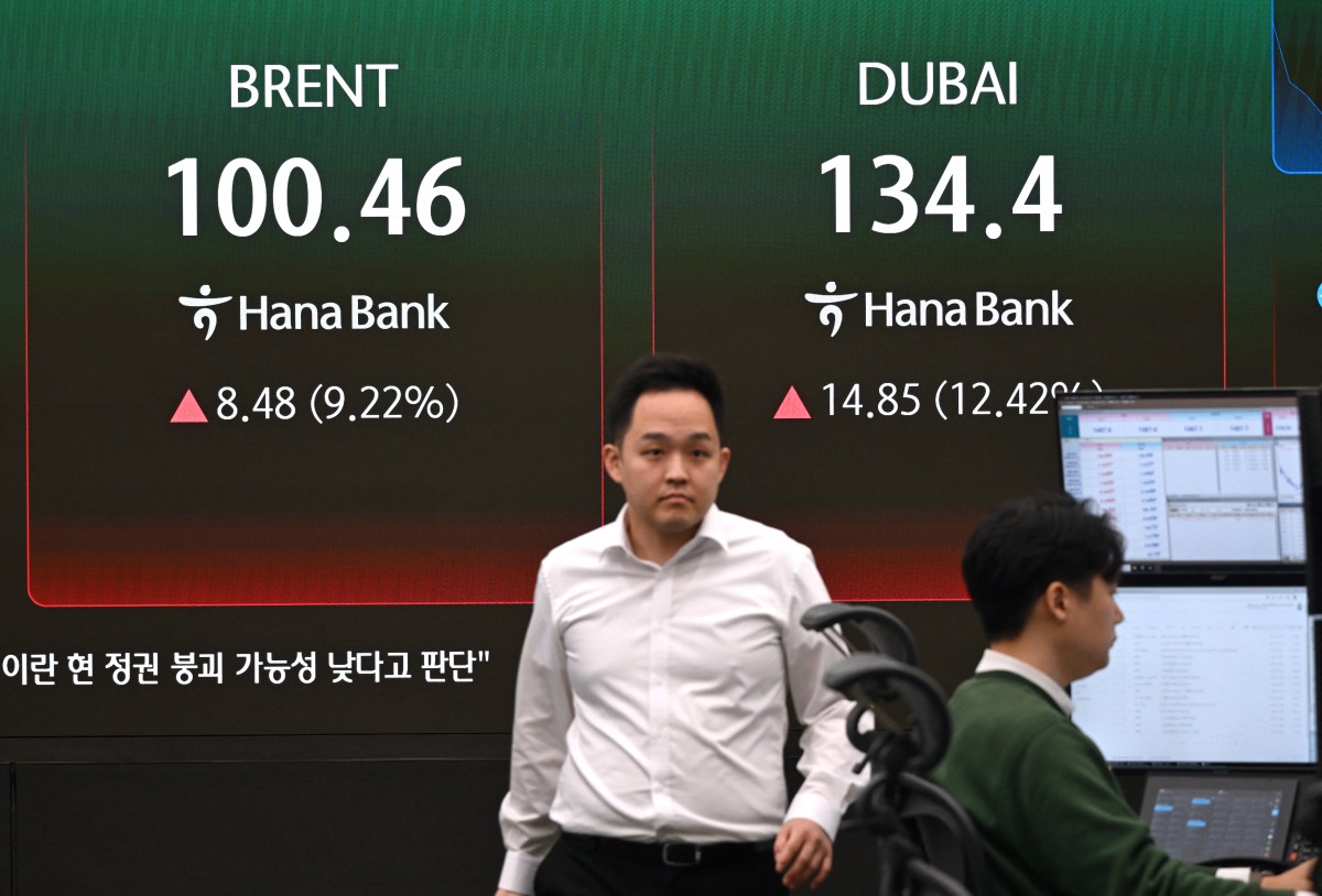 شاشة إلكترونية تعرض أسعار خام برنت (يسار) وخام دبي (يمين) في غرفة تداول العملات الأجنبية في المقر الرئيسي لبنك هانا في سيول في 13 آذار/مارس 2026 (أ ف ب)