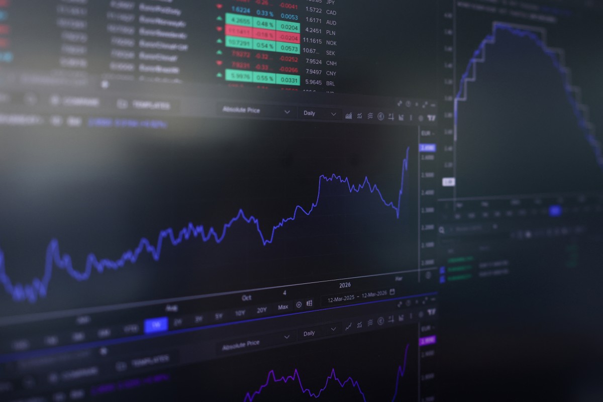 شاشة تعرض بيانات سوق الأسهم مباشرة، في قاعة تداول بنك بي إن بي باريبا في ليون، وسط شرق فرنسا، في 12 آذار/مارس 2026 (أ ف ب)