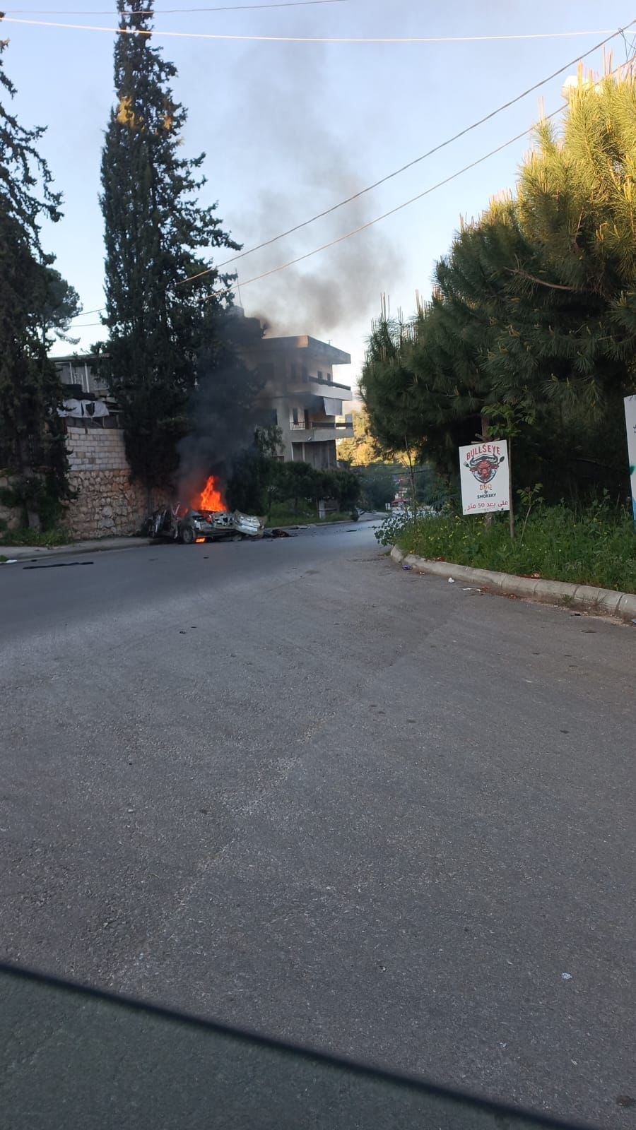 الغارة من المسيّرة الإسرائيلية التي استهدفت سيارة على طريق عام شوكين - النبطية (صورة متداولة)