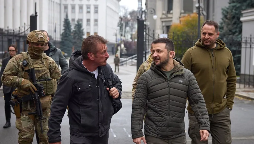 صديق زيلينسكي وديبلوماسي ثقافي... شون بن يستبدل بريق الـ"أوسكار" برماد أوكرانيا