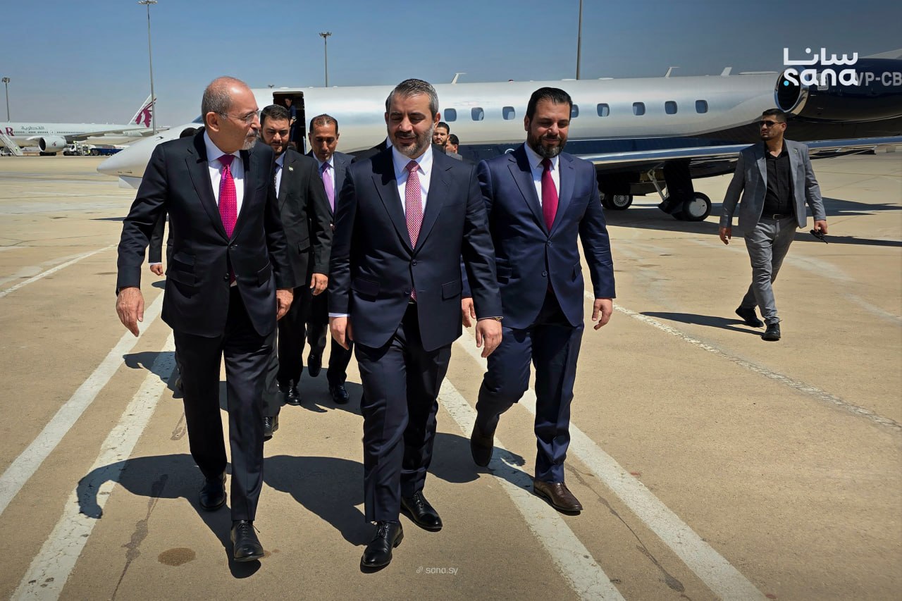 الشيباني وإلى يمينه الصفدي بعد وصوله دمشق (سانا)