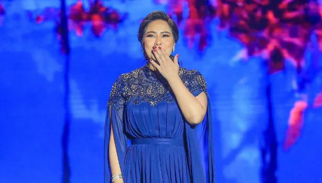 شيرين بزلة لسان جديدة واعتذار وعفوية... تحية إلى لبنان من الكويت (فيديو)