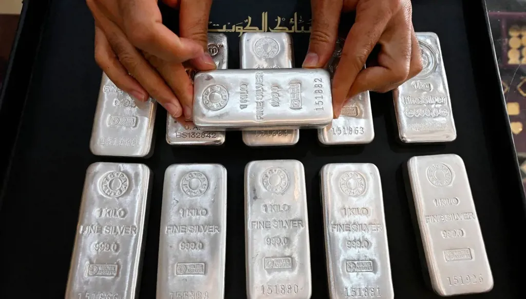 ماذا ينتظر المستثمر من سوق الفضة؟