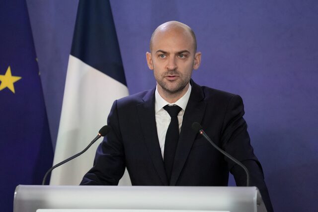 وزير الخارجية الفرنسي جان نويل بارو يعقد مؤتمراً صحفياً في باريس يوم 2 آذار/مارس 2026. (رويترز)