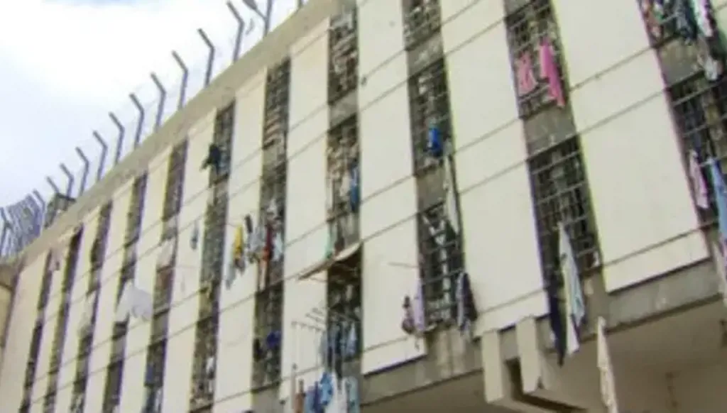 خلف اسوار السجن " مظلومون ومرتكبون ومهربون 