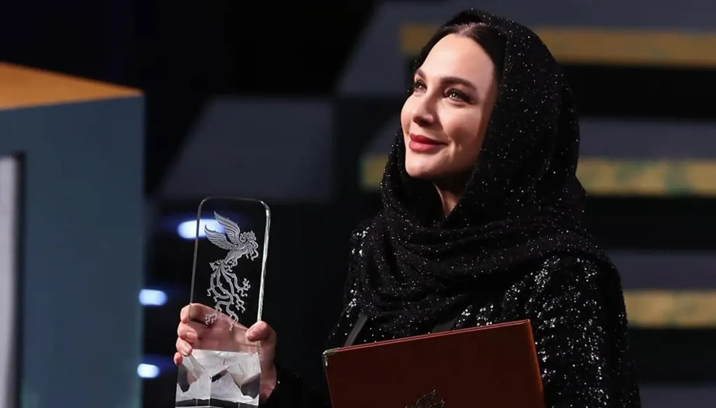 سلاف فواخرجي بالحجاب في إيران... يشعل الجدل