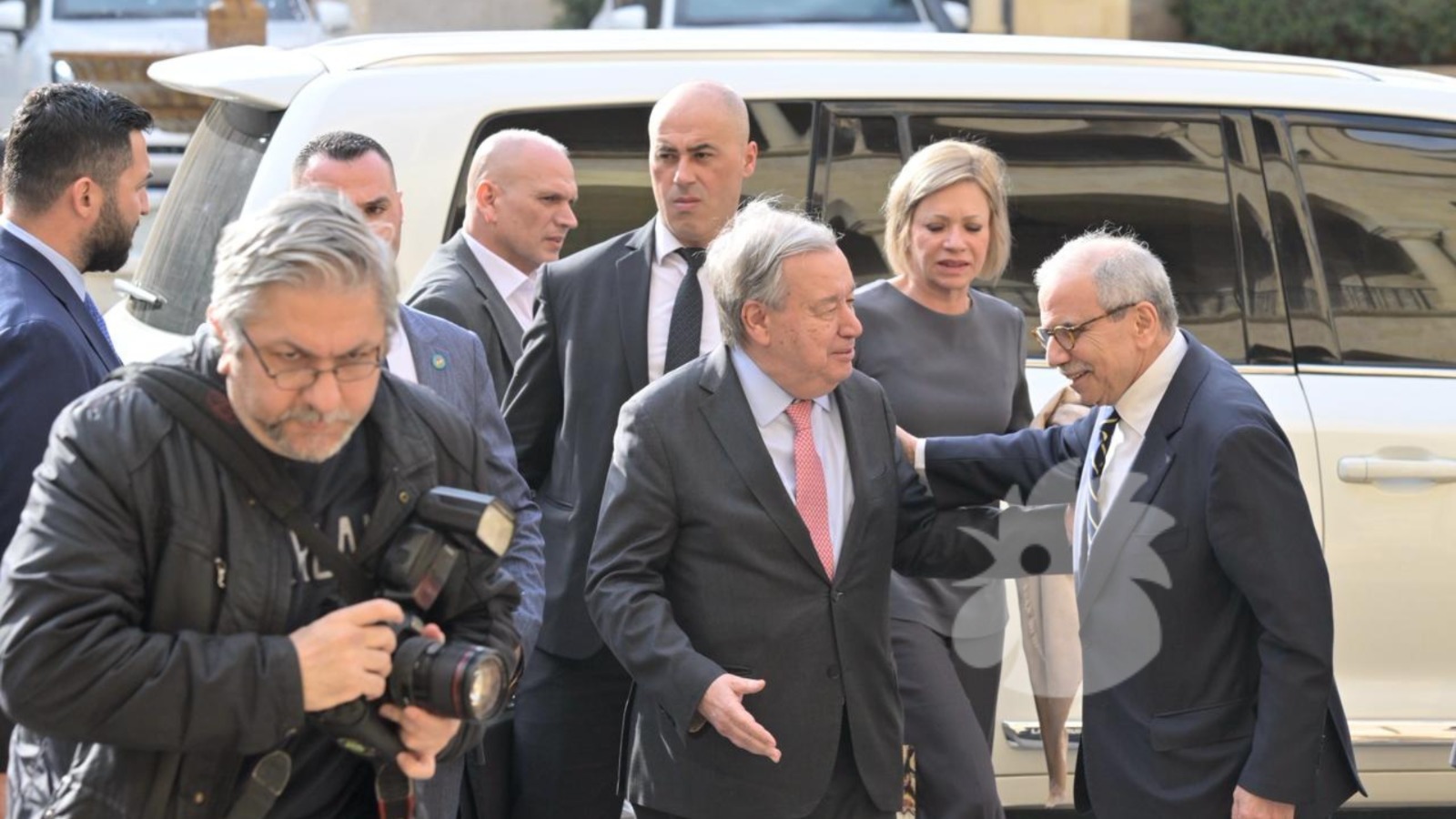 رئيس الوزراء اللبناني نواف سلام مستقبلاً الأمين العام للأمم المتحدة أنطونيو غوتيريس (نبيل إسماعيل)