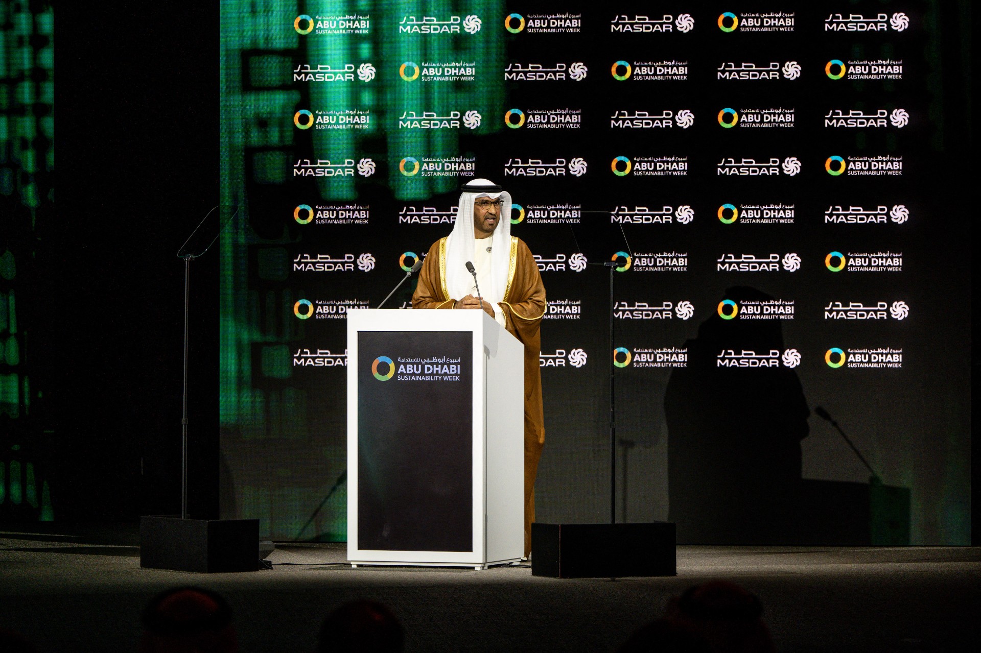 سلطان أحمد الجابر، وزير الصناعة والتكنولوجيا المتقدمة ورئيس شركة بترول أبوظبي الوطنية ورئيس مجلس إدارة شركة مصدر، يلقي كلمةً ضمن فعاليات حفل افتتاح أسبوع أبوظبي للاستدامة في أبوظبي، الإمارات العربية المتحدة، في 13 كانون الثاني يناير 2026 (أ ف ب)