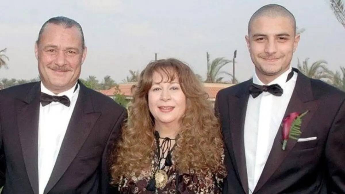 الراحلة سمية الالفي تتوسّط الراحل فاروق الفيشاوي ونجلهما أحمد الفيشاوي (الانترنت)