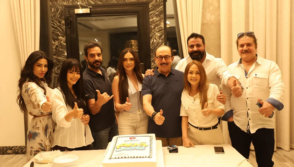 فريق عمل فيلم "حريم ناصر" يحتفل بانتهاء التصوير في الإمارات