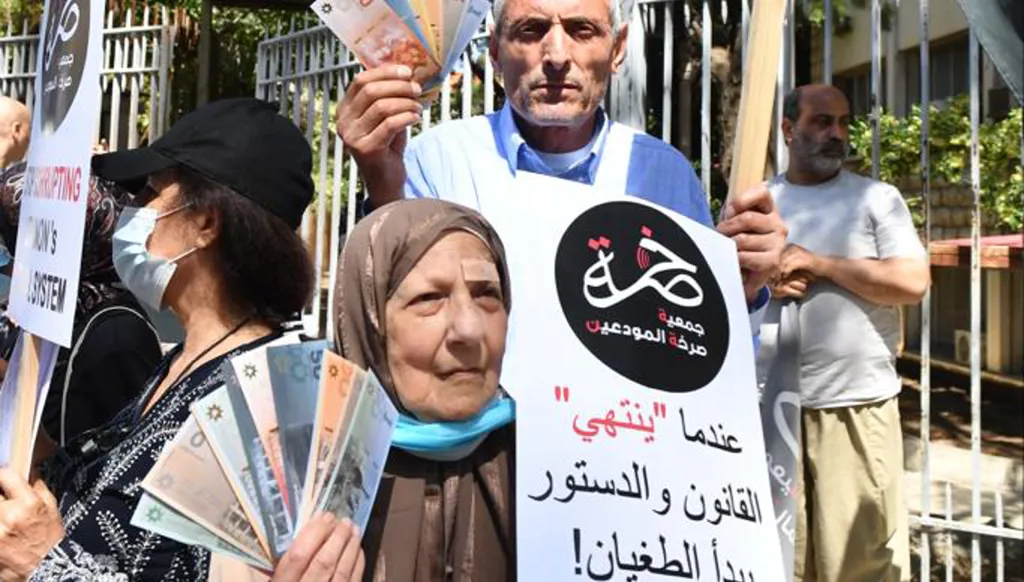 "النداء الأخير" للمودعين قبل النزول إلى الشارع: سنستردّ ودائعنا "شاء من شاء وأبى من أبى"