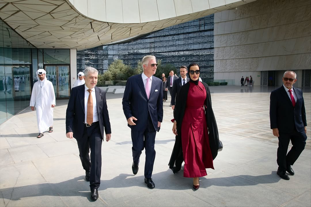 الشيخة موزة بفستان أحمر ملوكي في استقبال جلالة الملك فيليب (انستغرام)