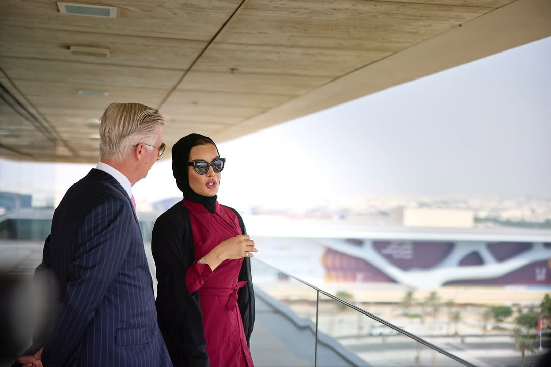 الشيخة موزة بإطلالة ملكية في استقبال جلالة الملك فيليب (انستغرام)