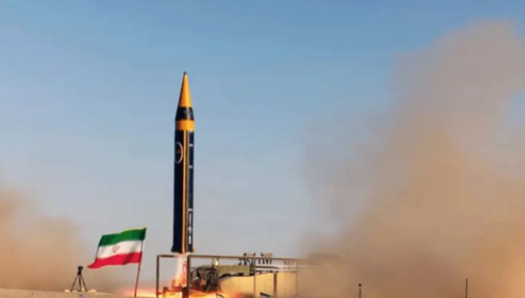 الحرس الثوري الإيراني يكشف عن صاروخ باليستي جديد... ماذا نعرف عن "خرمشهر-4"؟