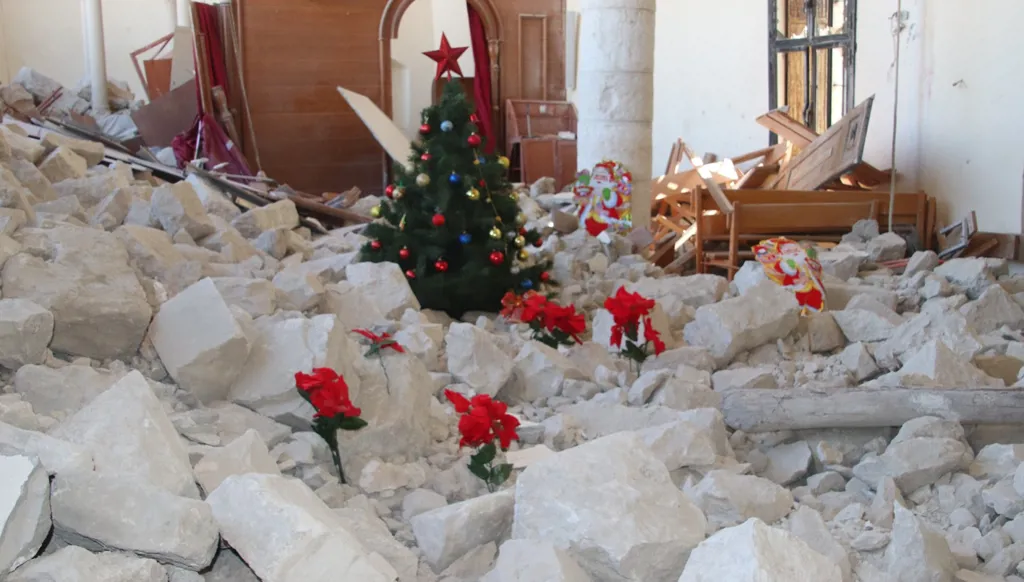 شجرة ميلادية فوق أنقاض كنيسة دردغيا... أحزان العيد في جنوب لبنان (صور وفيديو)