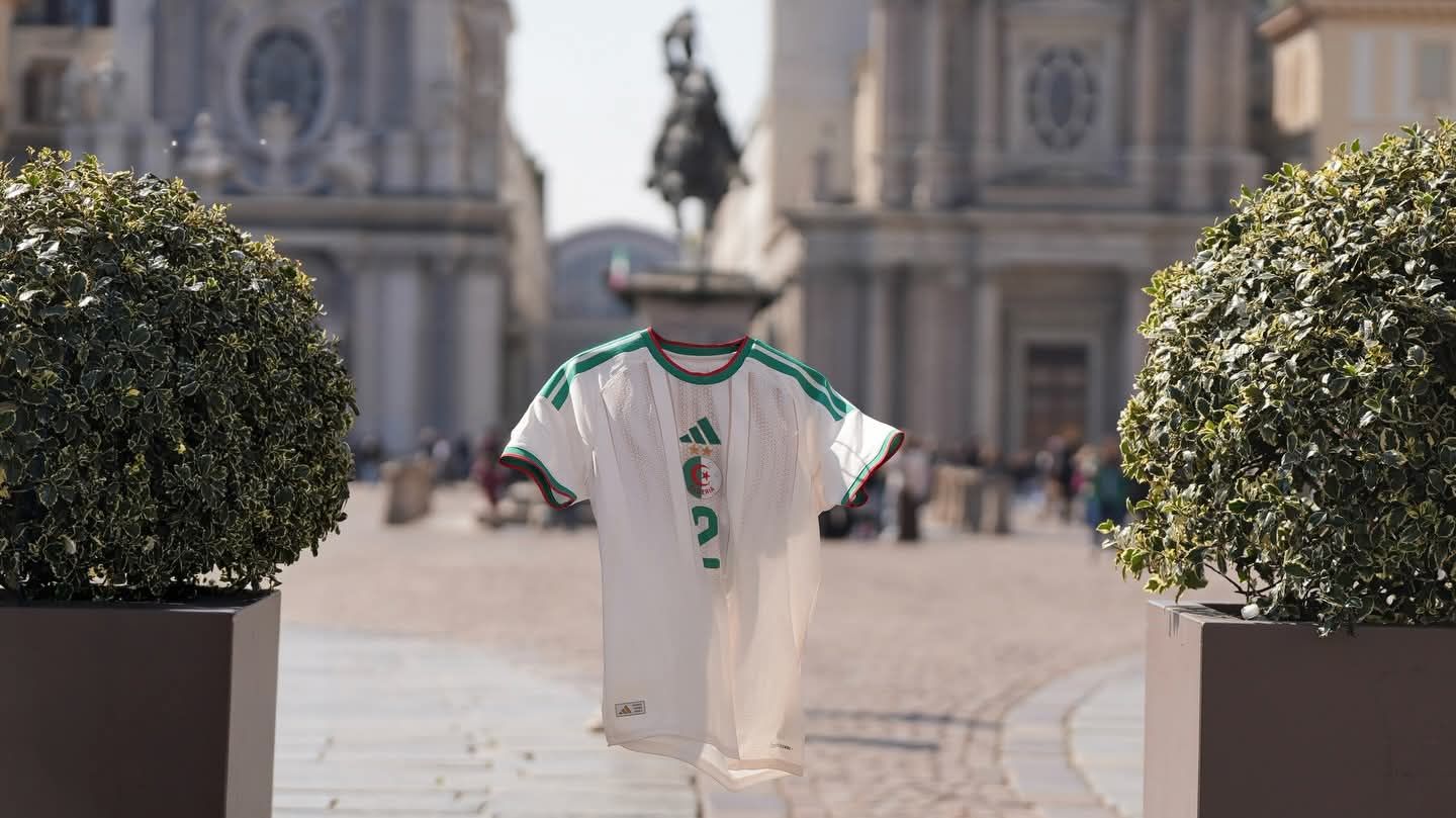 استعراض القميص المونديالي لمنتخب الجزائر في شوارع مدينة تورينو الإيطالية. (وكالات)