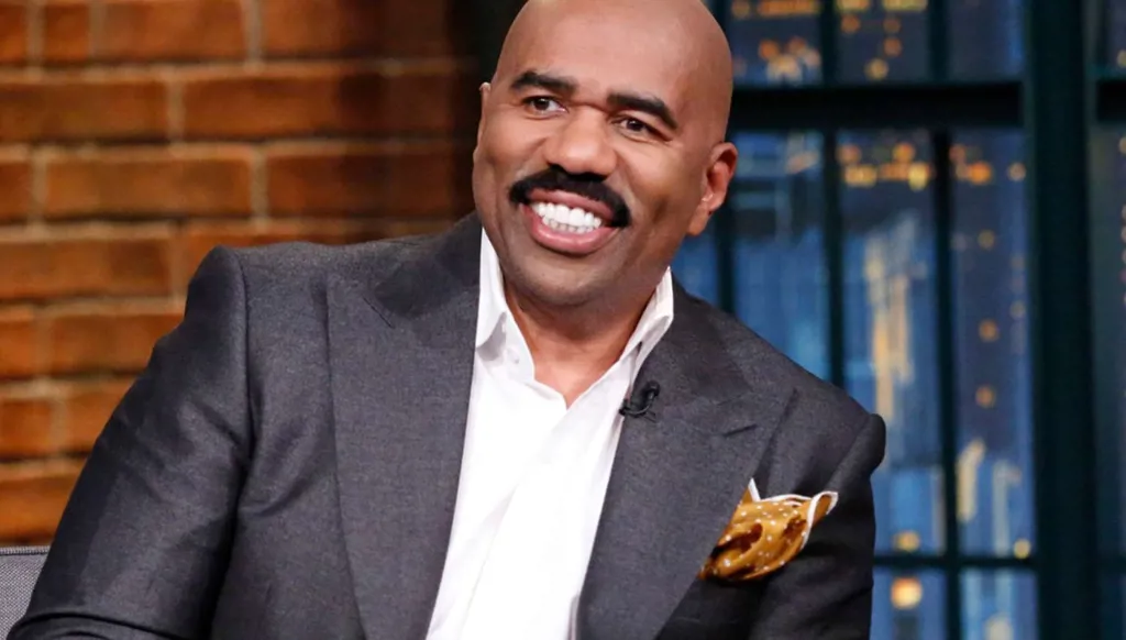 ستيف هارفي باكياً... وجد من ساعداه حين كان فقيراً معدماً (فيديو)