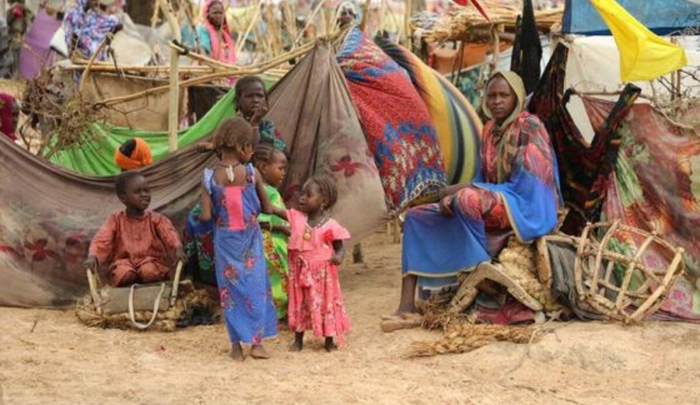 أطفال ونساء هاربون من الحرب في السودان (غوغل)