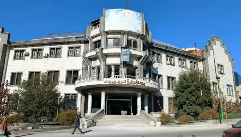 بالفيديو - مناصرو الهجري ينزعون كلمة محافظة عن السويداء... رفض تام للإدارة السورية!