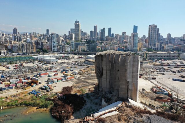 صوامع الحبوب التي تضررت في انفجار ميناء بيروت عام 2020 (رويترز)