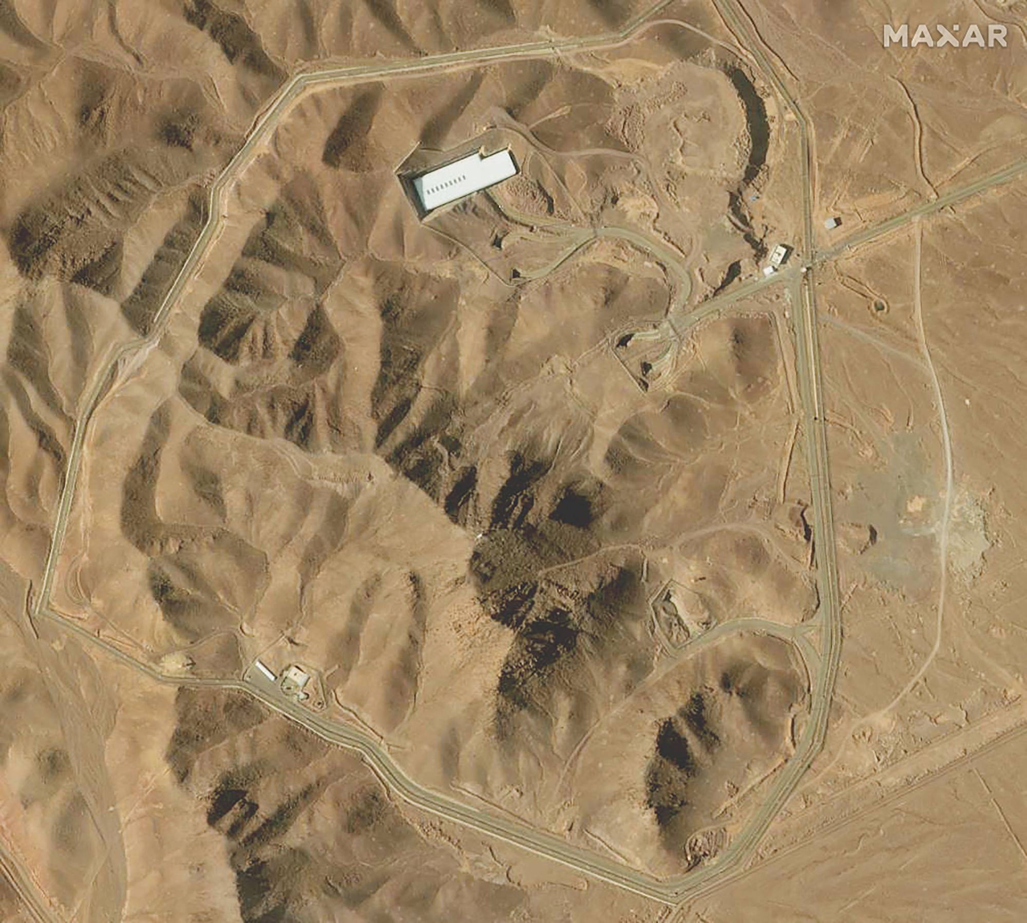 صورة فضائية من قمر «ماكسار» تُظهر جزءاً من منشأة «فوردو» لتخصيب اليورانيوم الواقعة جنوب العاصمة طهران (أ ف ب)