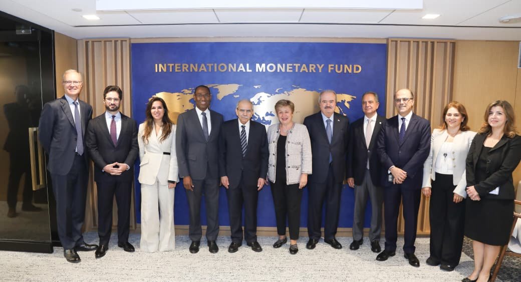صورة جماعية للوفد اللبناني مع ممثلي صندوق النقد الدولي في مقر الصندوق بواشنطن (رئاسة مجلس الوزراء)