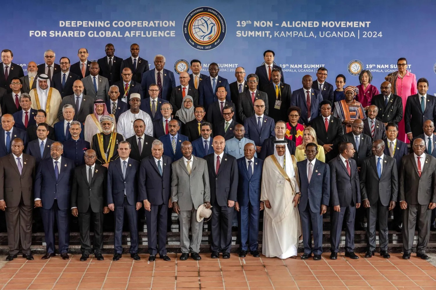 صورة جماعية لممثلي الدول المشاركة في قمة دول عدم الانحياز بأوغندا، يناير 2024 (أ.ف.ب)