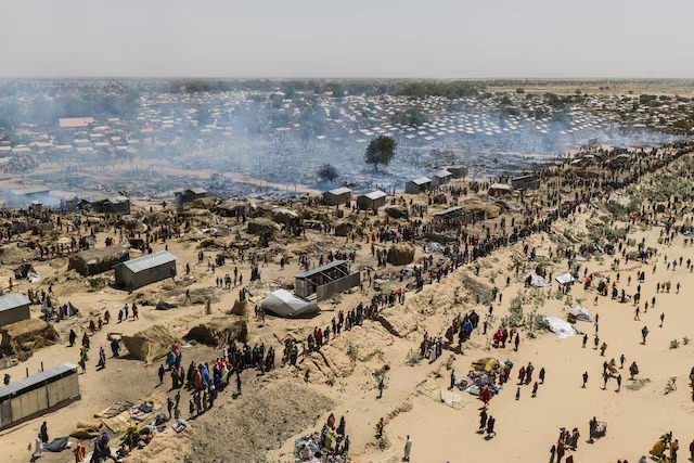 صورة جوية تظهر مخيم للنازحين في نيجيريا في أعقاب حريق اندلع يوم 12 مايو 2026 (رويترز)