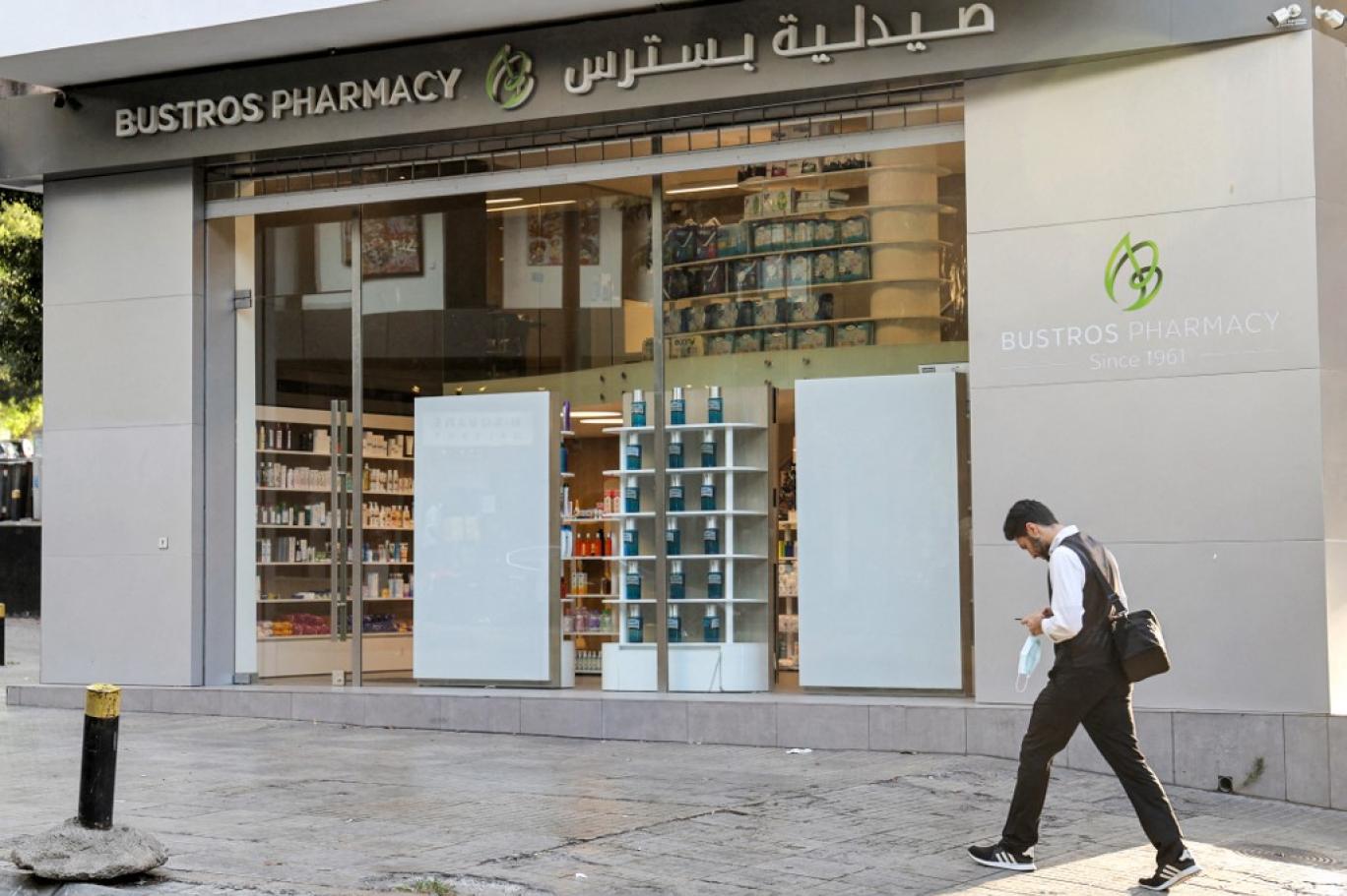 صورة لإحدى الصيدليات في بيروت (أ ف ب)