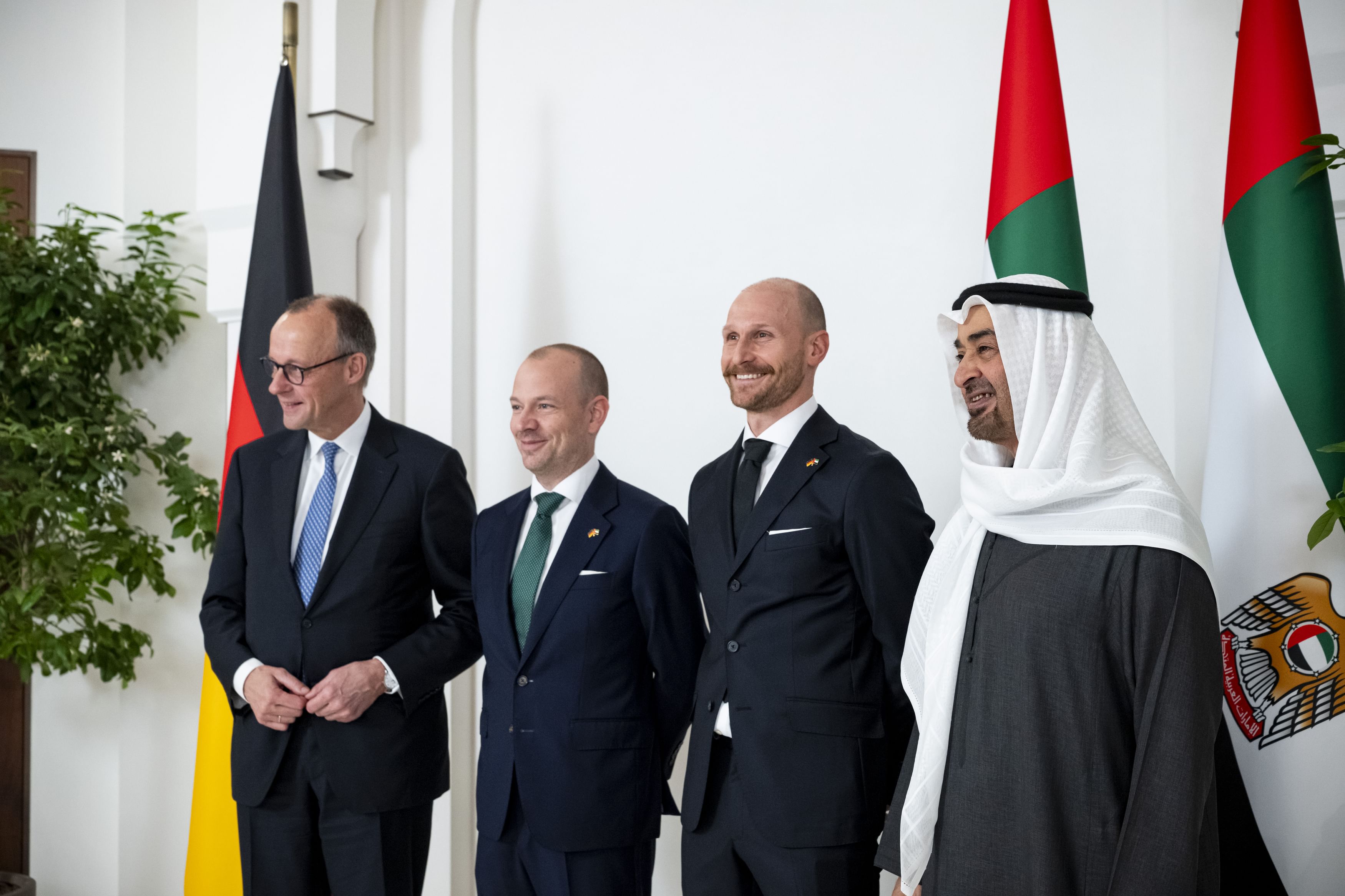 صورة للوفد الألماني مع الرئيس الإماراتي بعد توقيع المذكرات (وام)