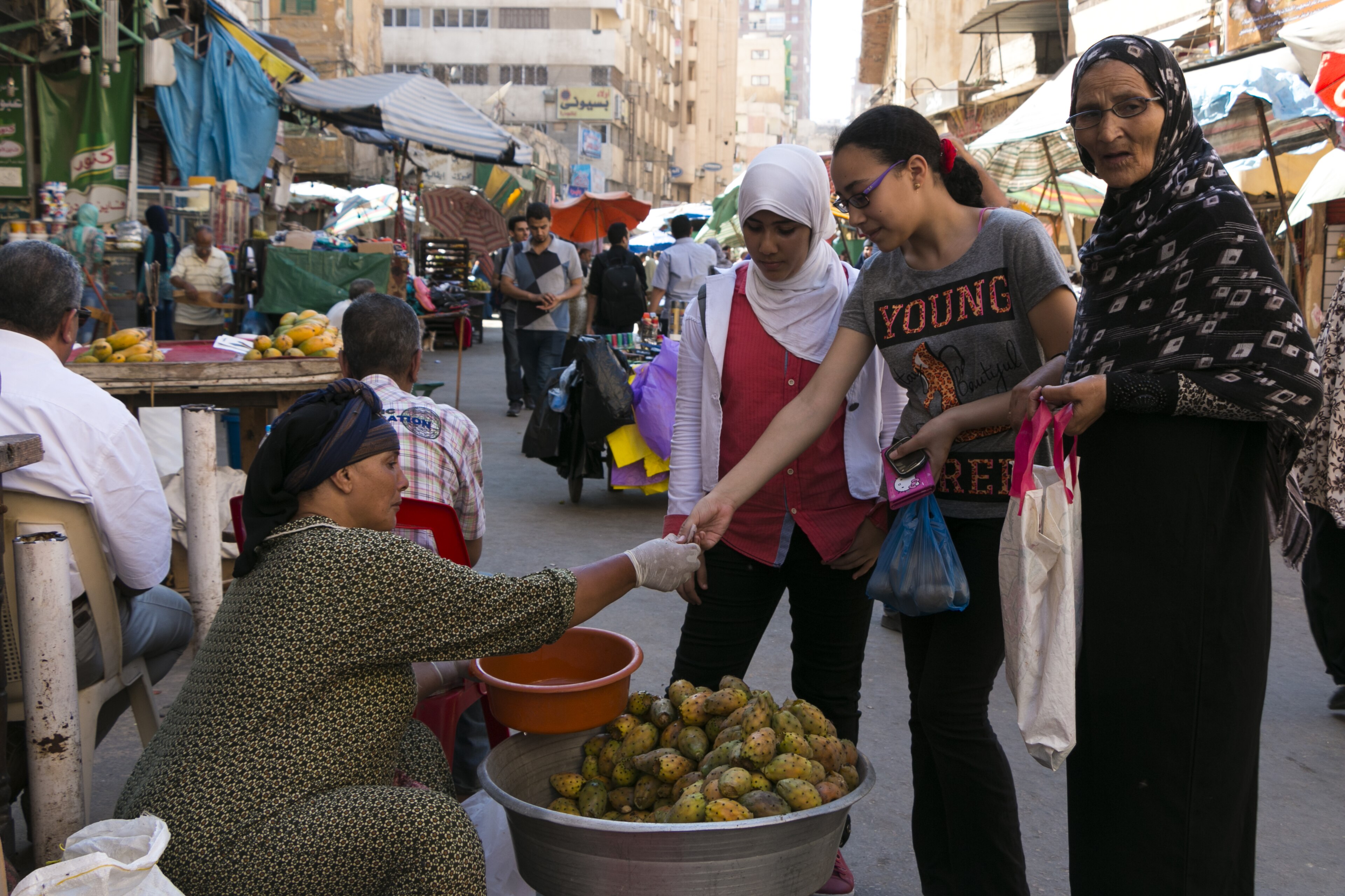 نساء في إحدى أكبر الأسواق المحلية في الإسكندرية