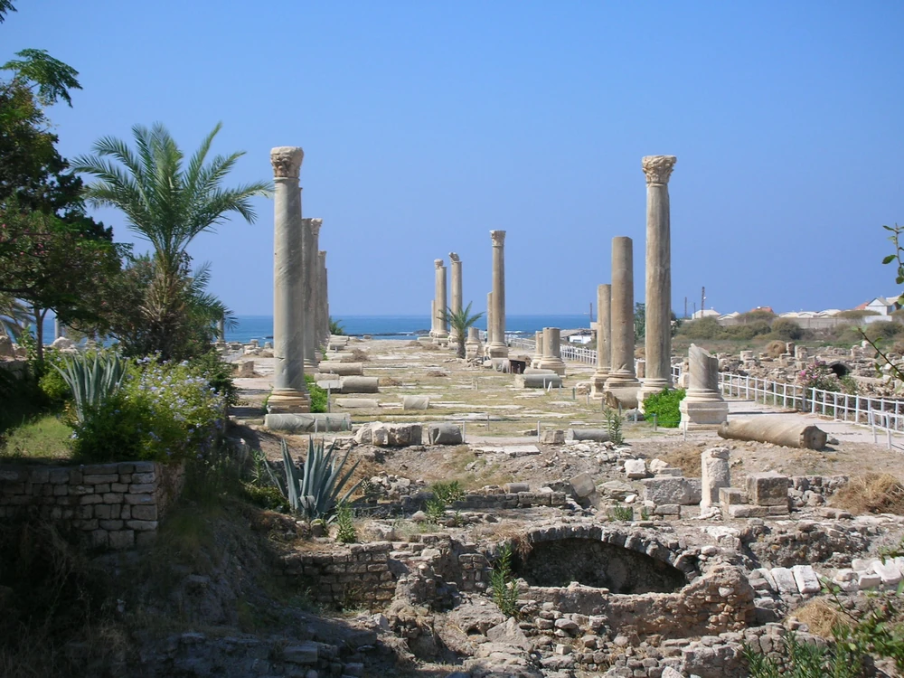آثار صور القديمة في لبنان تُجسّد تاريخ صور الفينيقية والرومانية وتضم بقايا معابد وشوارع وأعمدة ومواقع أثرية بارزة وقد أُدرجت على قائمة التراث العالمي لليونسكو عام 1984. (اليونسكو)