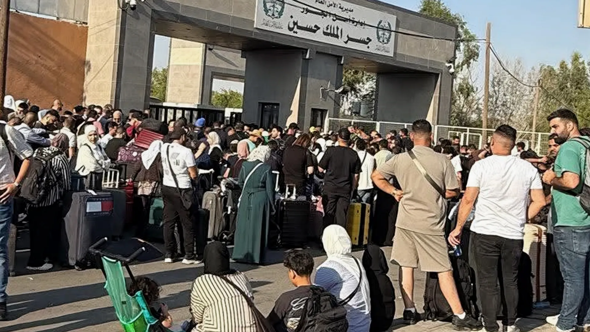 ازدحام كبير عند جسر الملك حسين (أرشيفية)