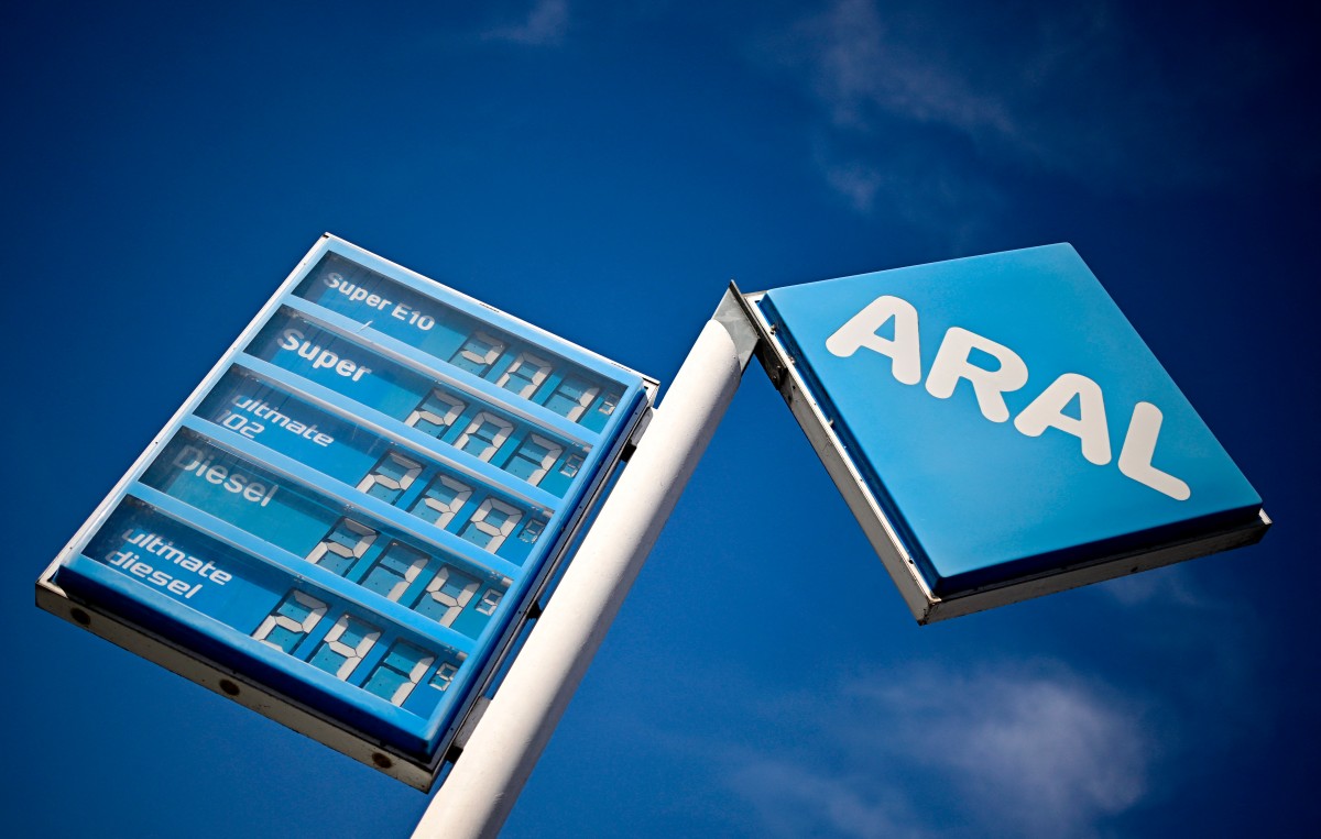 صورة التقطت في 13 آذار/مارس 2026 تظهر شاشة تعرض أسعار وقود Super E10 و Super والديزل وأنواع الوقود الأخرى في محطة Aral للنفط والغاز في برلين، ألمانيا (أ ف ب)