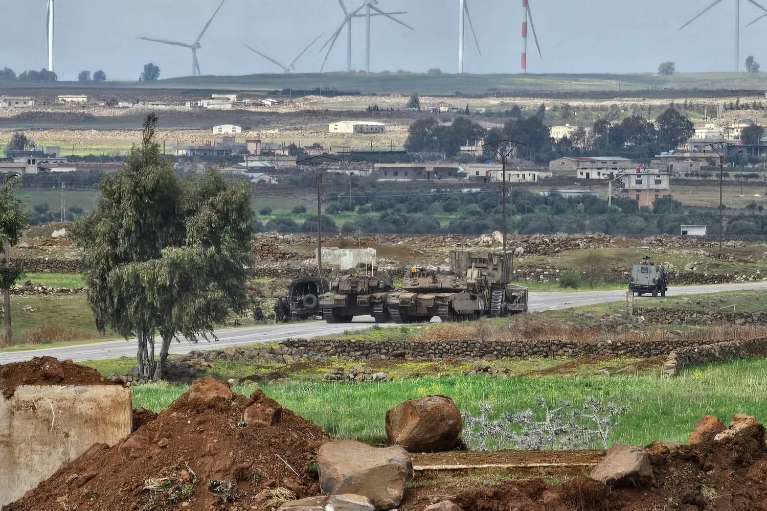 صورة من الأرشيف لآليات إسرائيلية عند مشارف مدينة القنيطرة السورية (أ.ف.ب)
