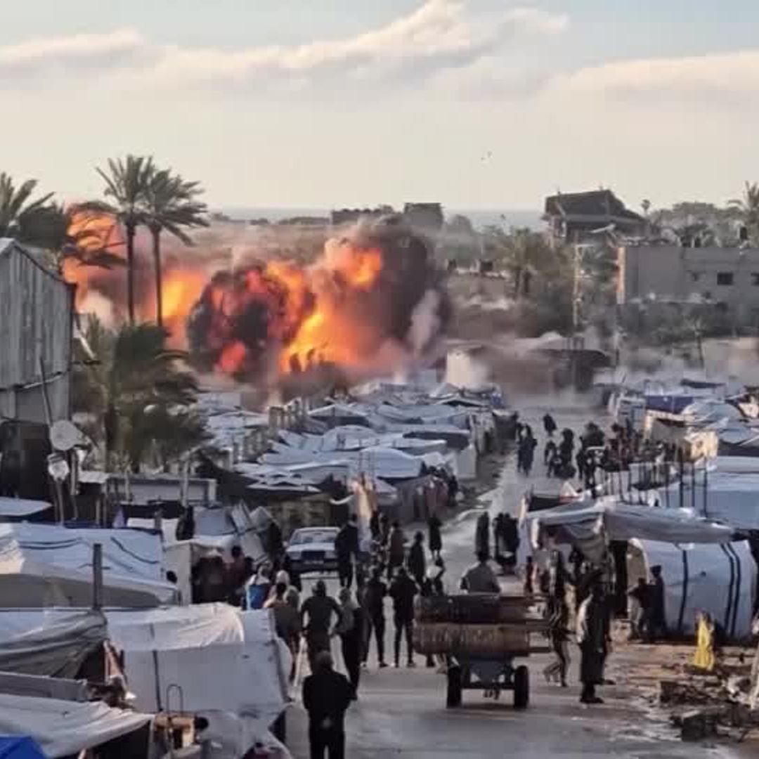 صورة مقتطعة من فيديو تظهر لحظة انفجار ناتج عن غارة إسرائيلية في مخيم للنازحين داخل قطاع غزة (رويترز)