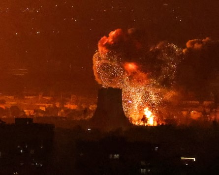 صورة مقتطعة من فيديو تُظهر استهداف الطائرات الحربية الإسرائيلية لمنشآت نفطية إيرانية (متداول)