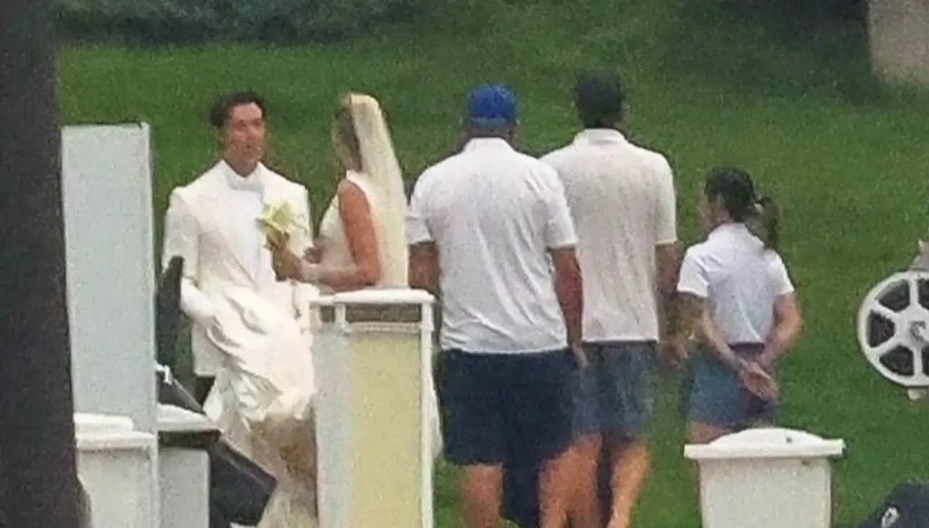  العروس والعريس في صورة مسربة (سوشيال ميديا) 