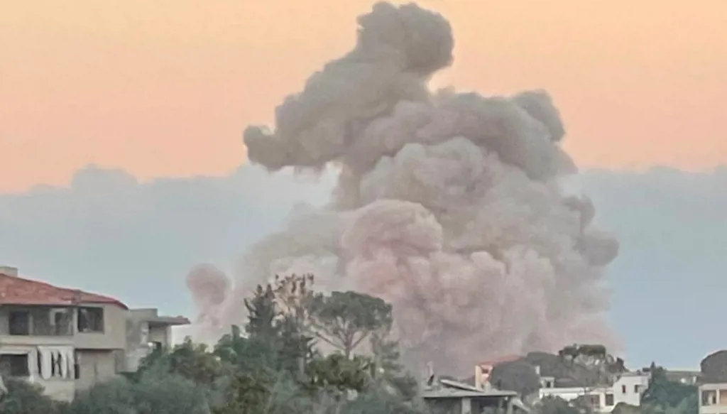 صورة متداولة لعملية تفجير عنيفة نفذها الجيش الإسرائيلي في بلدة زوطر الشرقية بقضاء النبطية