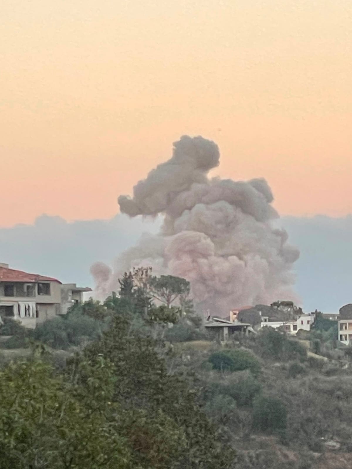 عملية تفجير عنيفة نفذها الجيش الإسرائيلي في بلدة زوطر الشرقية بقضاء النبطية (صورة متداولة)
