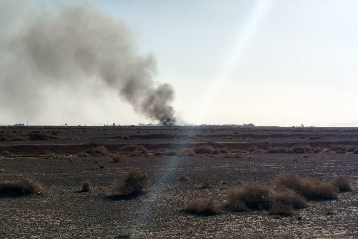 صورة نشرها موقع سباه نيوز الرسمي التابع للحرس الثوري الإيراني في 5 نيسان/أبريل 2026 تُظهر دخاناً يتصاعد من موقع الطائرات المستهدفة والمحطمة في وسط إيران (أ ف ب)