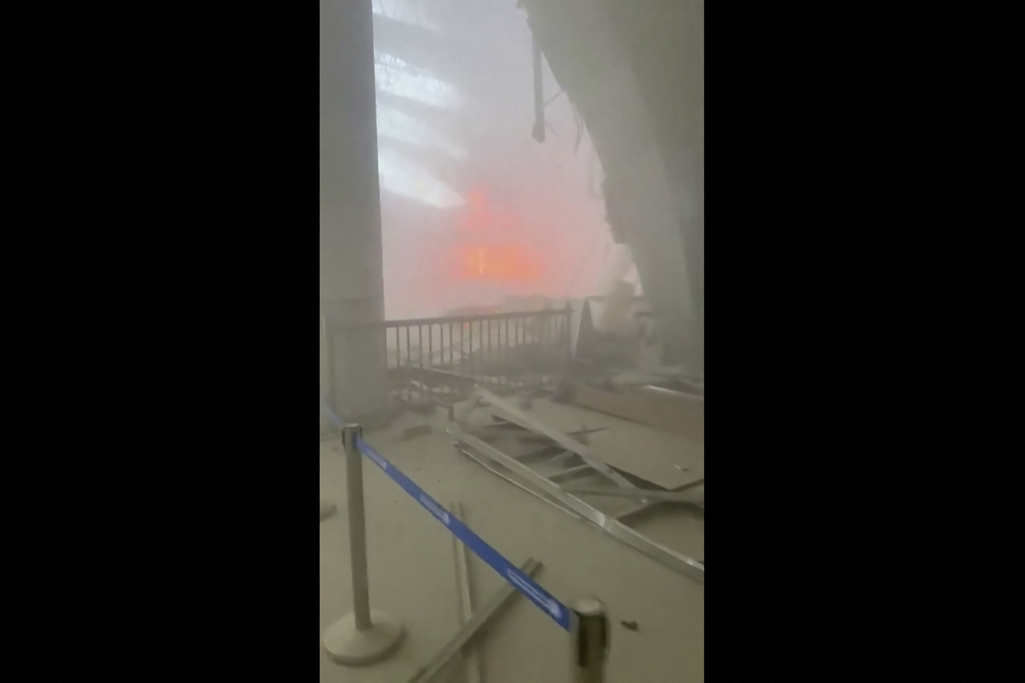 لقطة مقتطعة من فيديو متداول عبر وسائل التواصل الاجتماعي لأضرار داخل مطار الكويت جراء الصواريخ الإيرانية. (أ ف ب)
