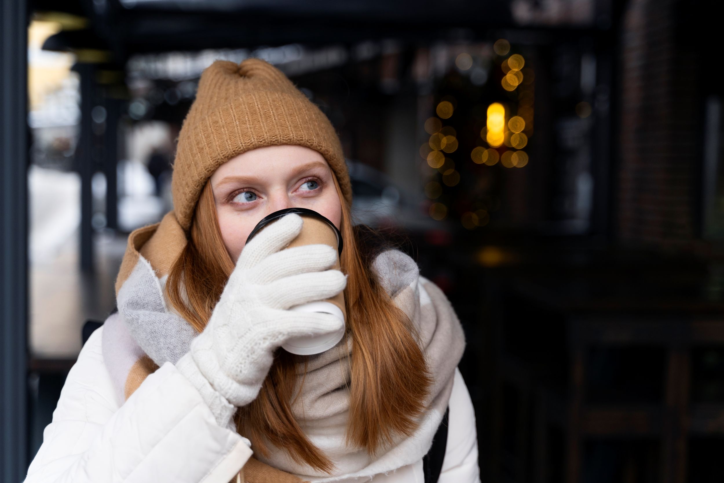 صورة تعبيرية لشابة تستمتع بأجواء البرد (Freepik)