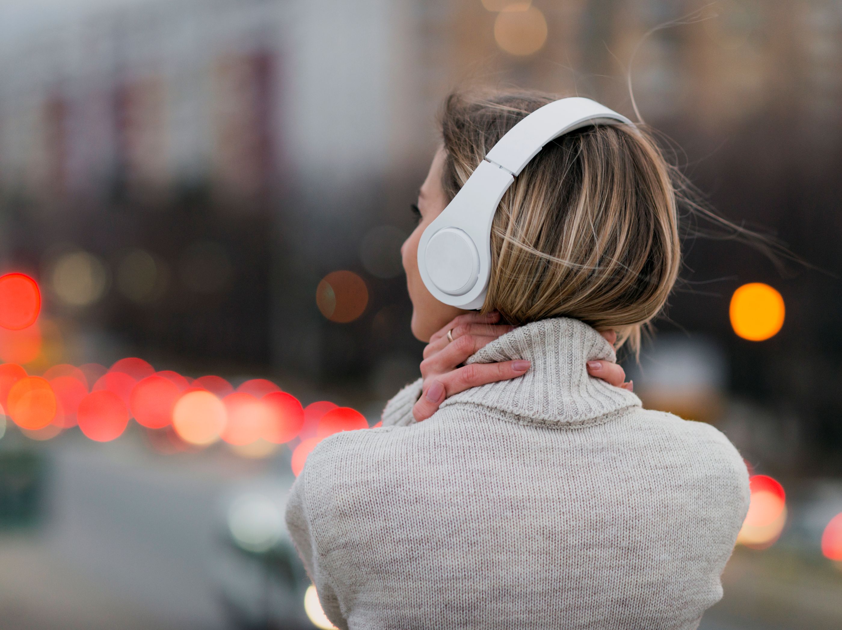 صورة تعبيرية لشابة تستمع للموسيقى (Freepik)