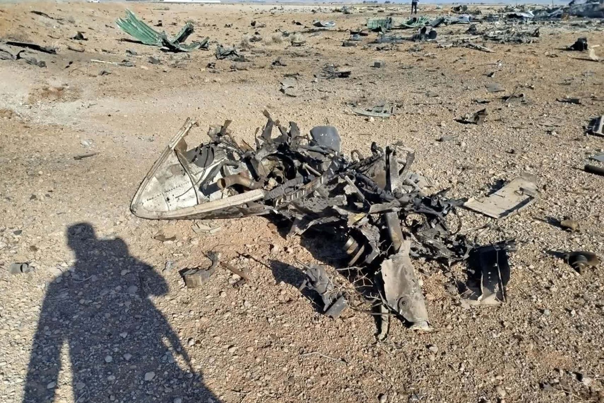 صورة تُظِهر حطام وبقايا الطائرات الأميركية المستهدفة في وسط إيران (أ ف ب)