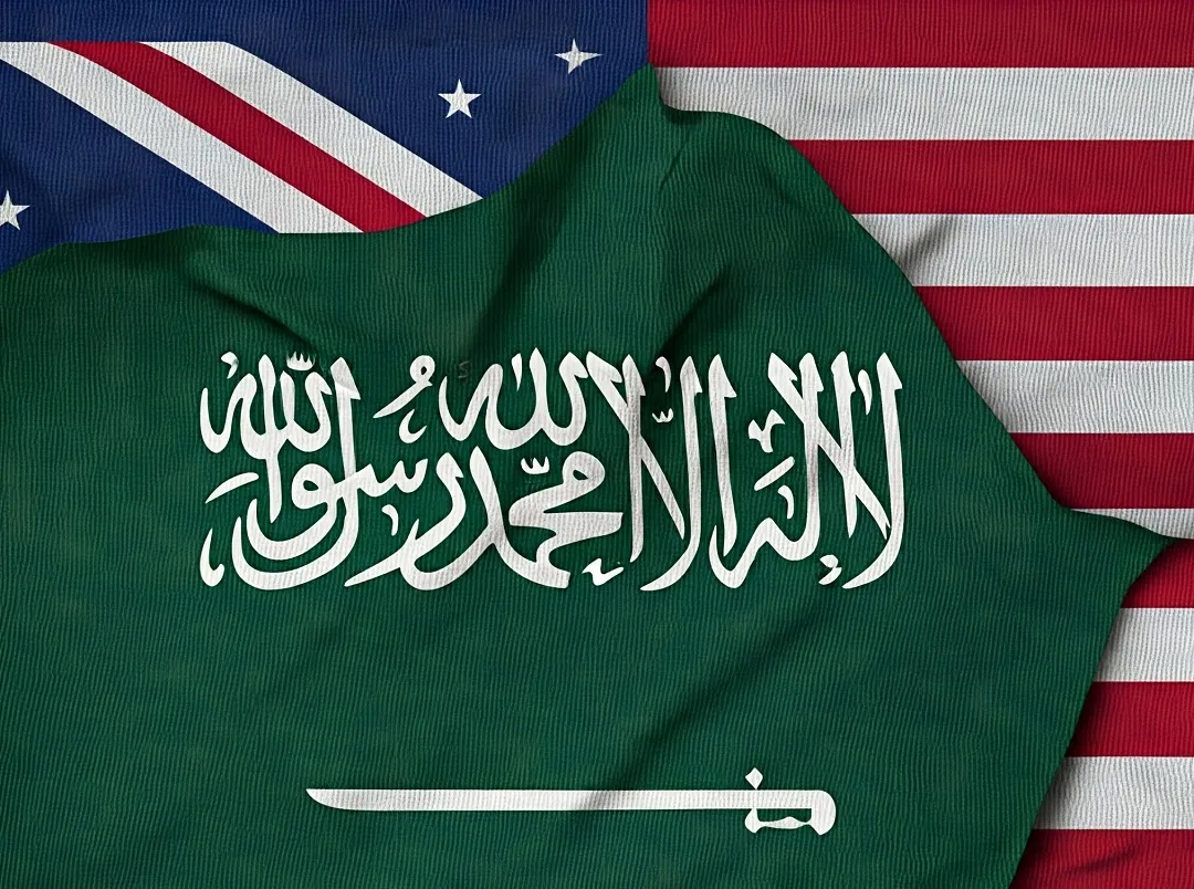 علم السعودية والمملكة المتحدة (وكالات)